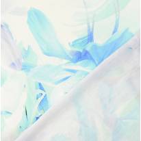 abstraktes, florales Muster mit großen, aquarellartigen Blüten in verschiedenen Blautönen mit weichen Übergängen