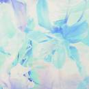 abstraktes, florales Muster mit großen, aquarellartigen Blüten in verschiedenen Blautönen mit weichen Übergängen